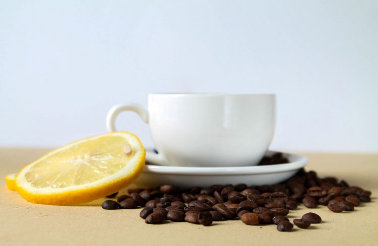 Kaffee-mit-Zitronensaft